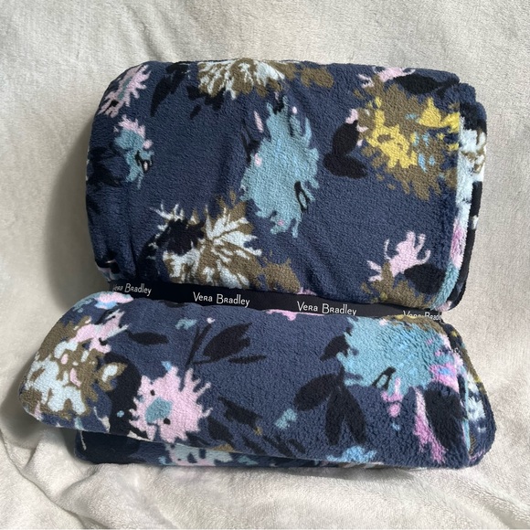 NWT Vera Throw Blanket In Chrysanthemum Crush - Picture 2 of 4